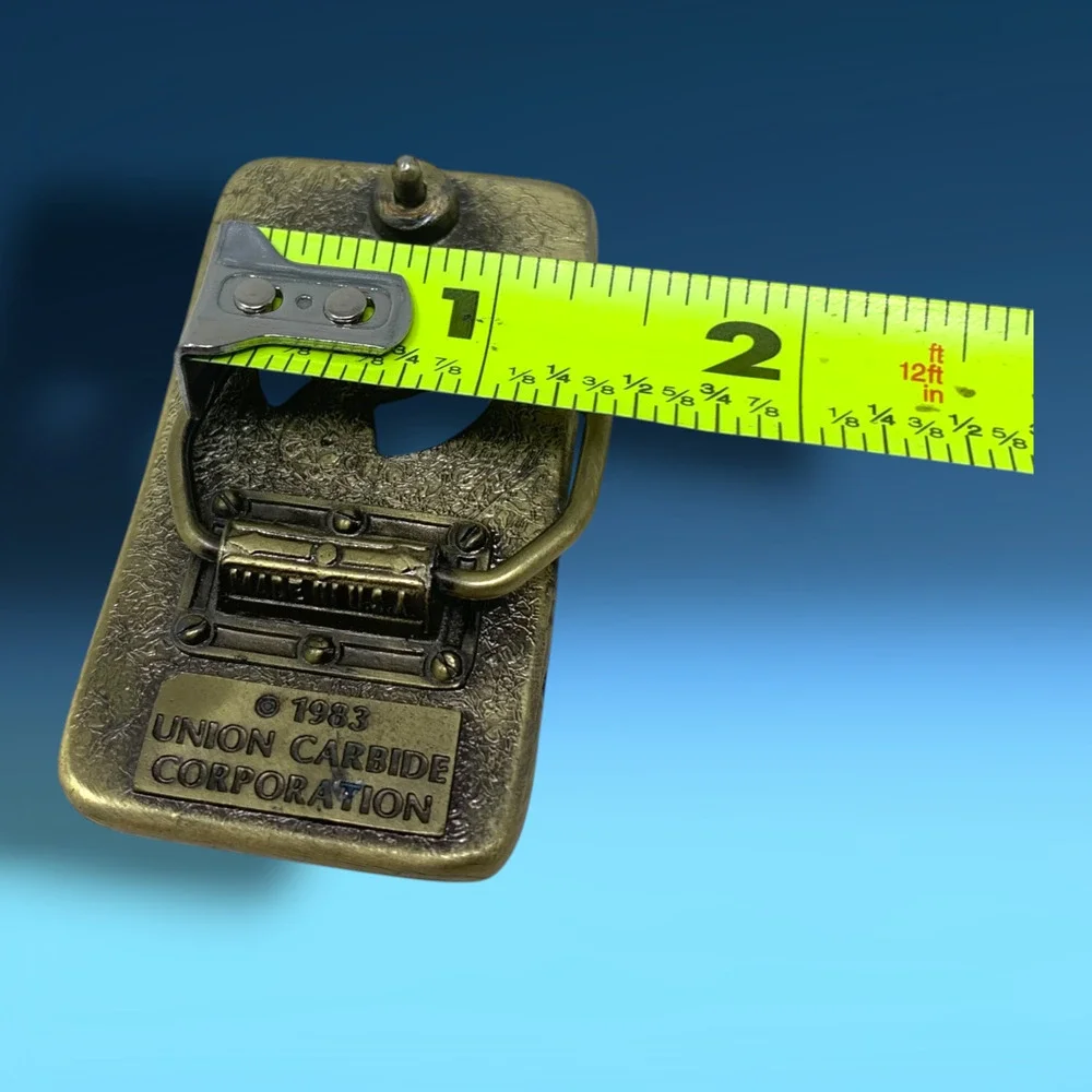 Vintage 1983 Union Carbide Brass Belt Buckle Eveready Battery 9 Lives Cat Logo
